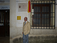 Miguel y la placa en la biblioteca de Cañete