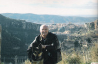 Miguel, su perro y Cuenca al fondo